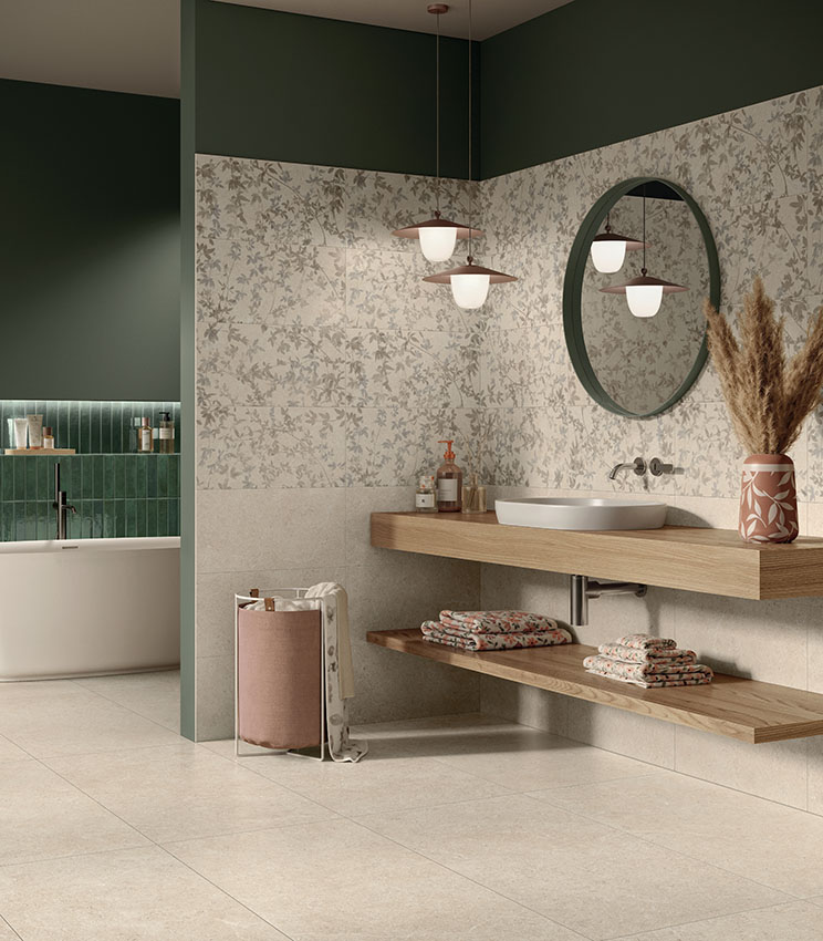 Salle de bains contemporaine avec des surfaces des collections Surround Sketch, Sketch Impressions, Sketch Soft et Workshop Jade, caractérisée par des revêtements floraux aux tons neutres, des murs vert foncé, une vasque blanche sur une tablette en bois, un miroir rond et une baignoire îlot visible à l’arrière-plan.Salle de bains contemporaine avec des surfaces des collections Surround Sketch, Sketch Impressions, Sketch Soft et Workshop Jade, caractérisée par des revêtements floraux aux tons neutres, des murs vert foncé, une vasque blanche sur une tablette en bois, un miroir rond et une baignoire îlot visible à l’arrière-plan.Salle de bains contemporaine avec des surfaces des collections Surround Sketch, Sketch Impressions, Sketch Soft et Workshop Jade, caractérisée par des revêtements floraux aux tons neutres, des murs vert foncé, une vasque blanche sur une tablette en bois, un miroir rond et une baignoire îlot visible à l’arrière-plan.