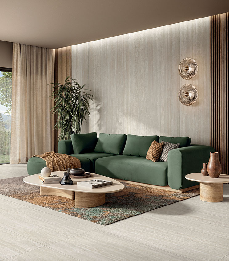 Salon élégant avec sol et revêtement mural en grès cérame effet travertin, mobilier contemporain et tons naturels pour une atmosphère chaleureuse et raffinée.