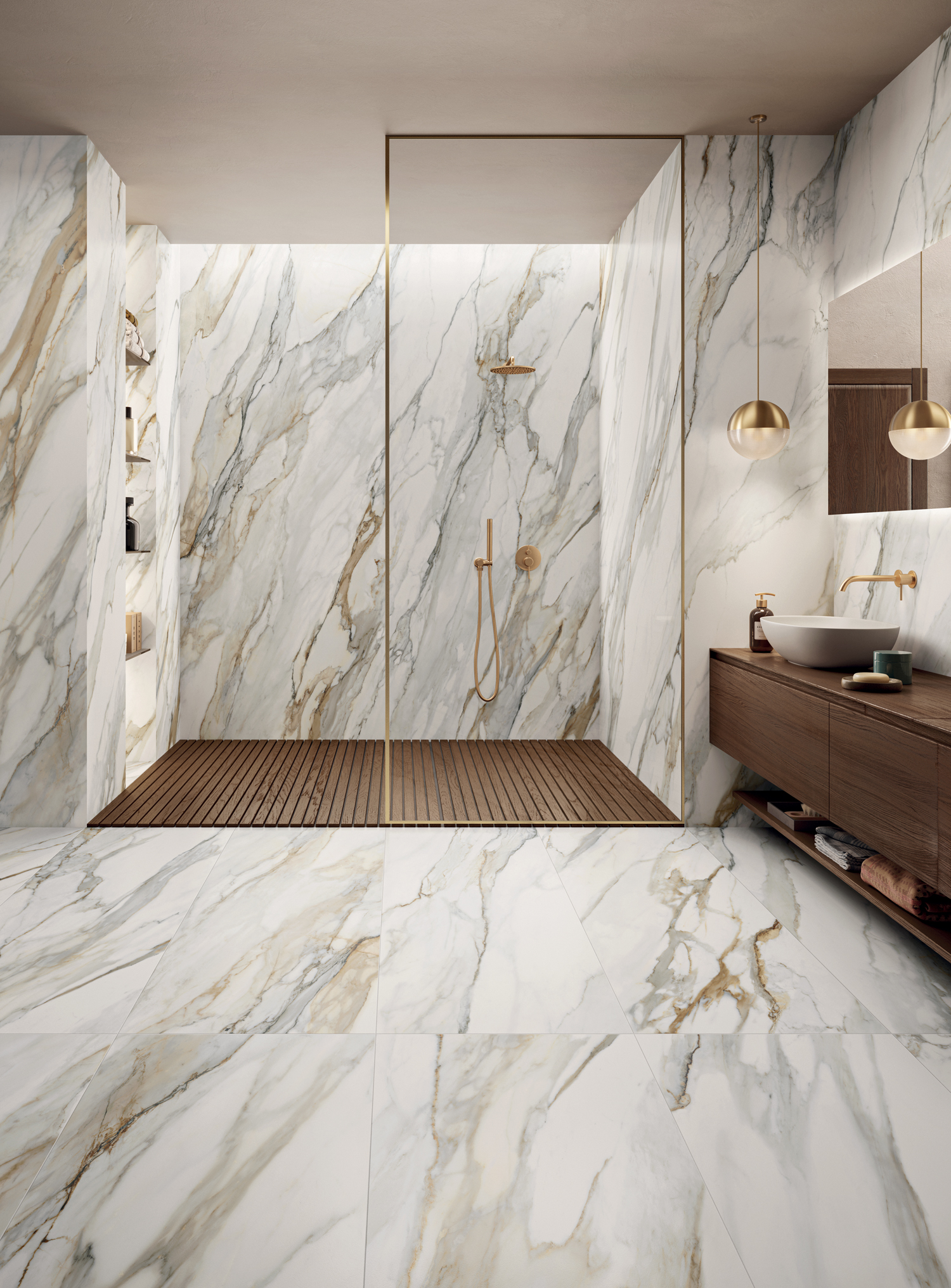 Salle de bains élégante et lumineuse avec sol et murs, y compris une grande douche, revêtus de grès cérame effet marbre blanc et or.