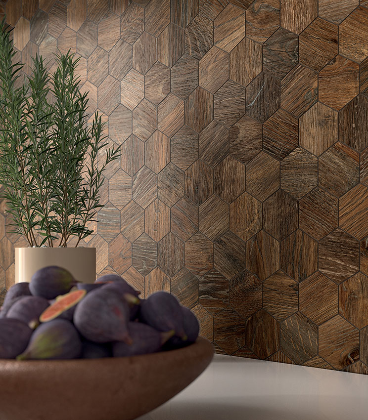 Vue rapprochée d'une crédence de cuisine habillée de mosaïque hexagonale en grès cérame effet bois de couleur foncée