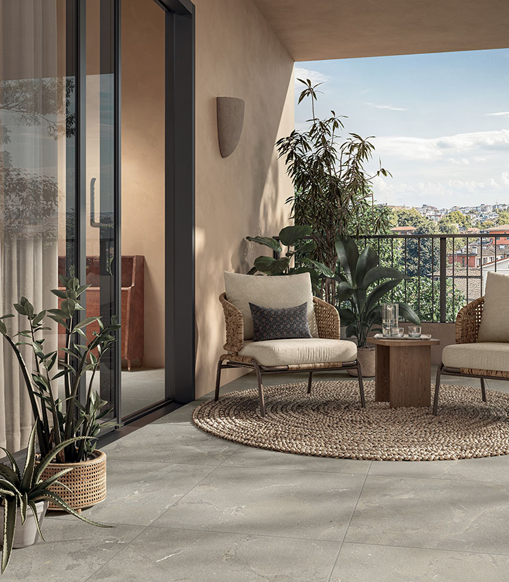 Terrazza arredata con pavimento in gres effetto pietra Revel di Panaria Ceramica, dove natura e design si incontrano.