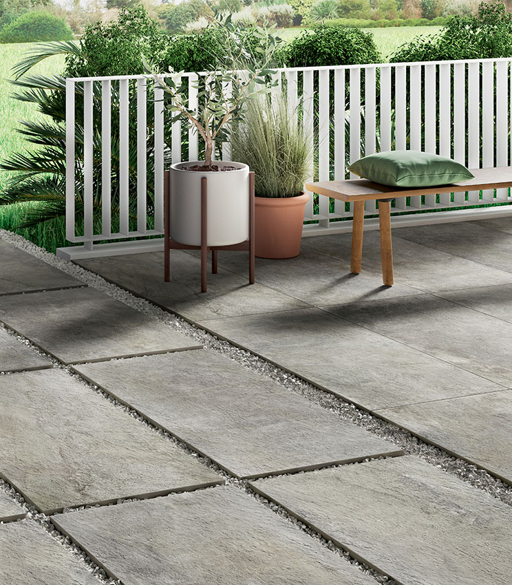 Vue d'un revêtement de sol extérieur en grès cérame effet pierre de 20 mm d'épaisseur, en partie terrasse (posé avec colle) et en partie allée avec pose à sec sur gravier | Collection Pierre de Rêves de Panaria Ceramica