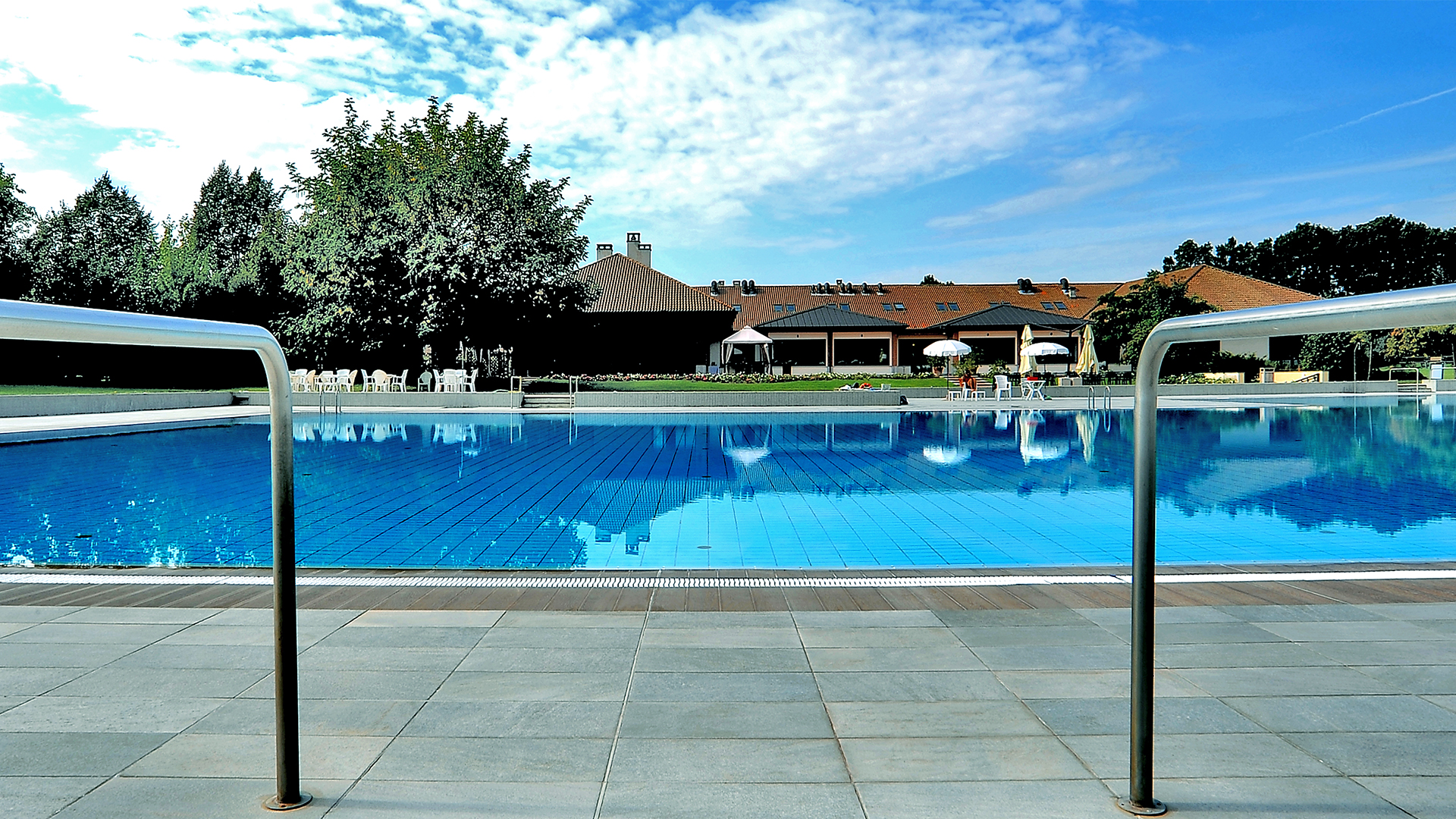 Avec vue sur le ciel Au bord de la piscine avec Panaria Ceramica