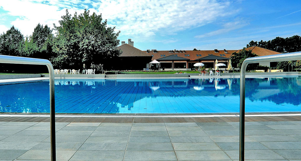 Avec vue sur le ciel Au bord de la piscine avec Panaria Ceramica